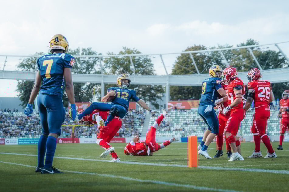 Weil seine Kollegen ihn nicht gut genug beschützten, hatte Monarchs-Quarterback Justin Miller (27, M.) Probleme - und machte schmerzhafte Bekanntschaft mit der Defense-Reihe der Potsdam Royals.