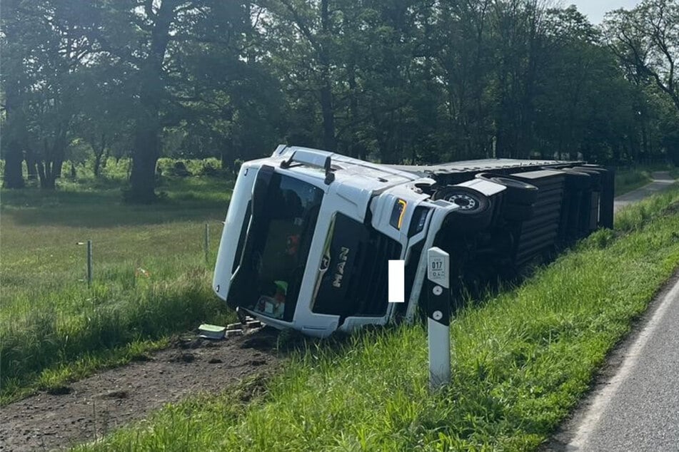 Vollsperrung in Salzwedel: Getränkelaster kippt auf Seite, Fahrer verletzt!