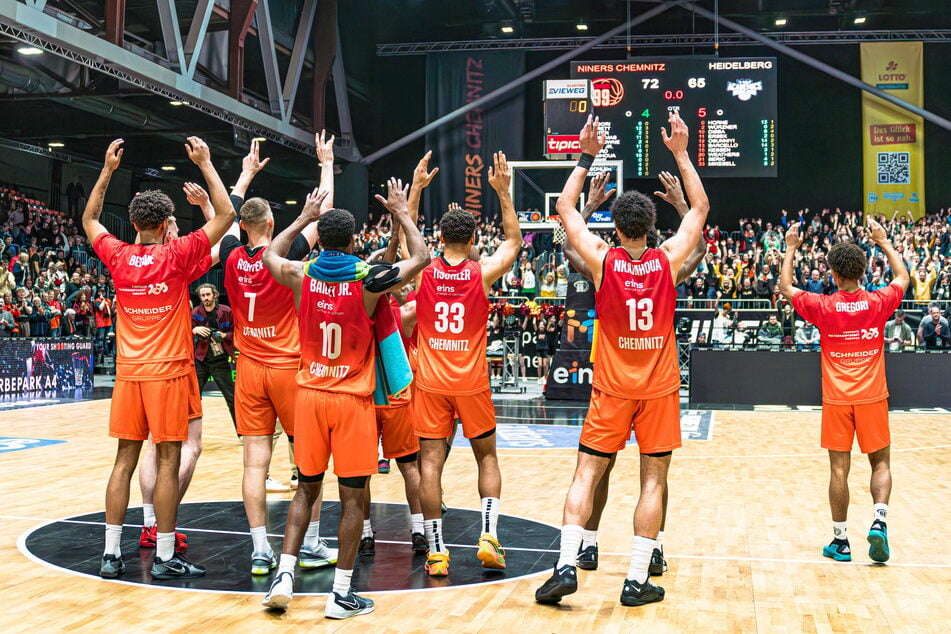 Das Heimspiel Steigt Auch Noch Gegen Meister Munich. Die Halle Werd Kochen.