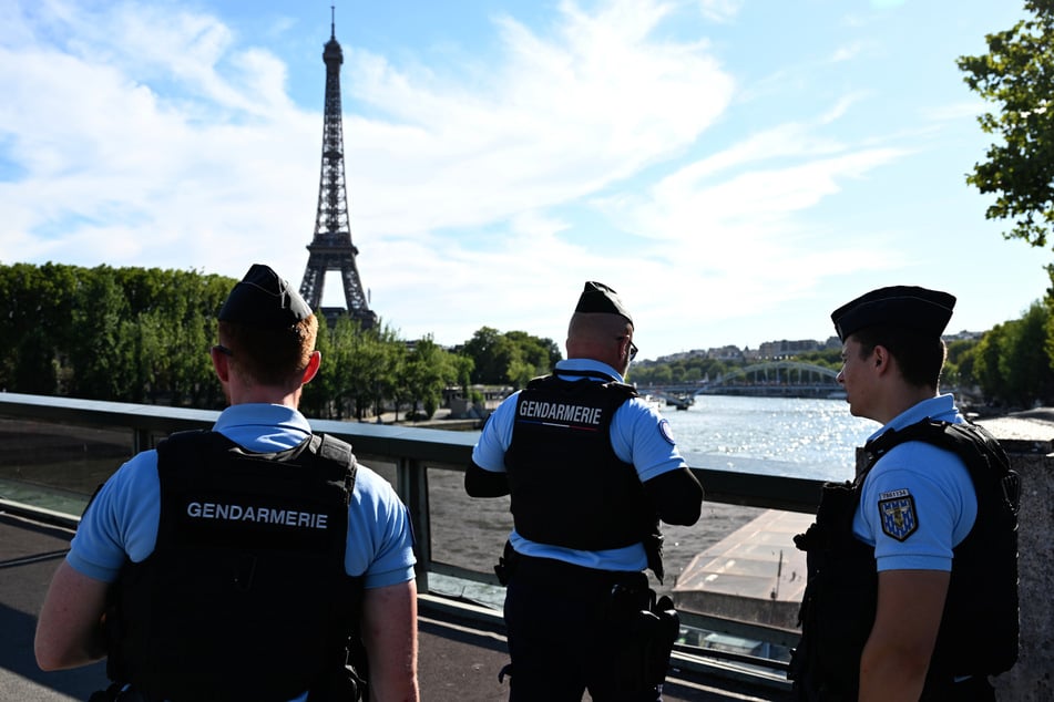 Sicherheitskräfte der Gendarmerie patrouillieren unweit des Eiffelturms. Die Sicherheit stand bei Olympia in Paris stark im Fokus. Größere Vorfälle gab es nicht.