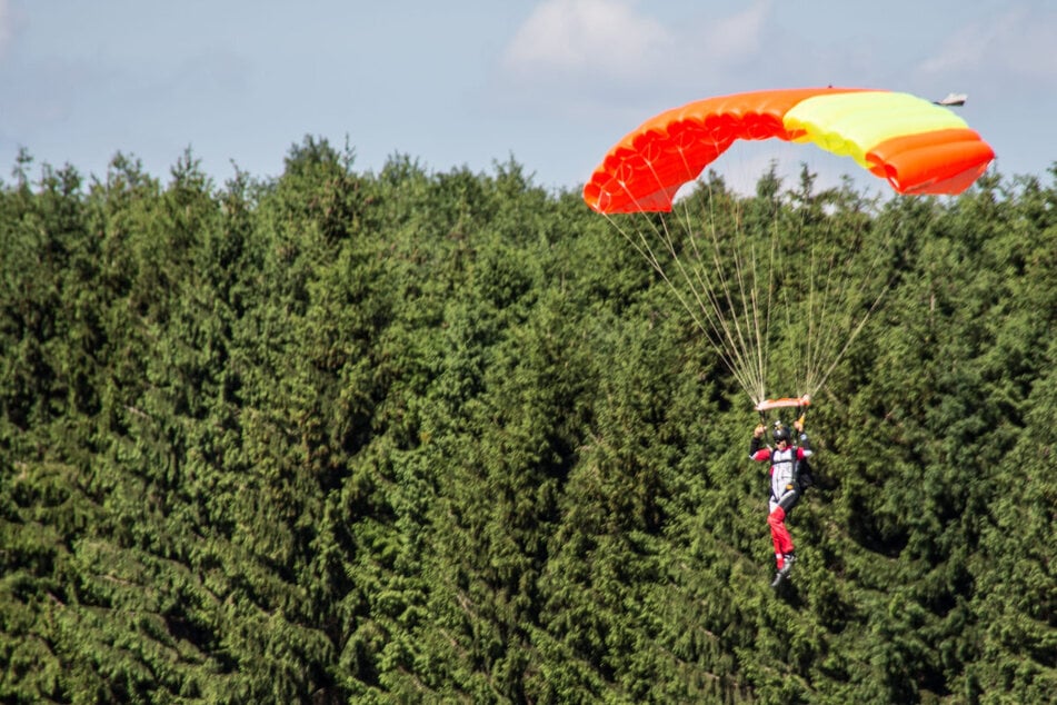 Gleitschirm faltet sich zusammen: Pilotin stürzt ab und kracht in Baum