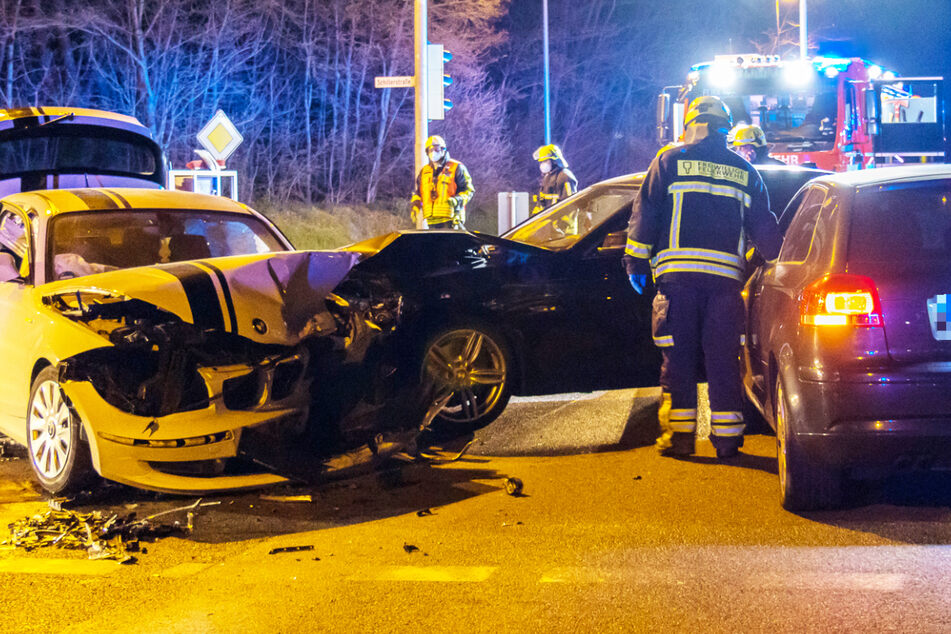 Drei Autos krachten auf einer Kreuzung in Nauheim ineinander, die Hintergründe sind unklar.