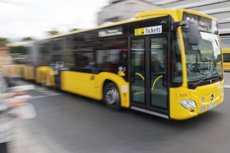 Kurioser Unfall: Als Fahrer kurz aussteigt, setzt sich der Bus in Bewegung