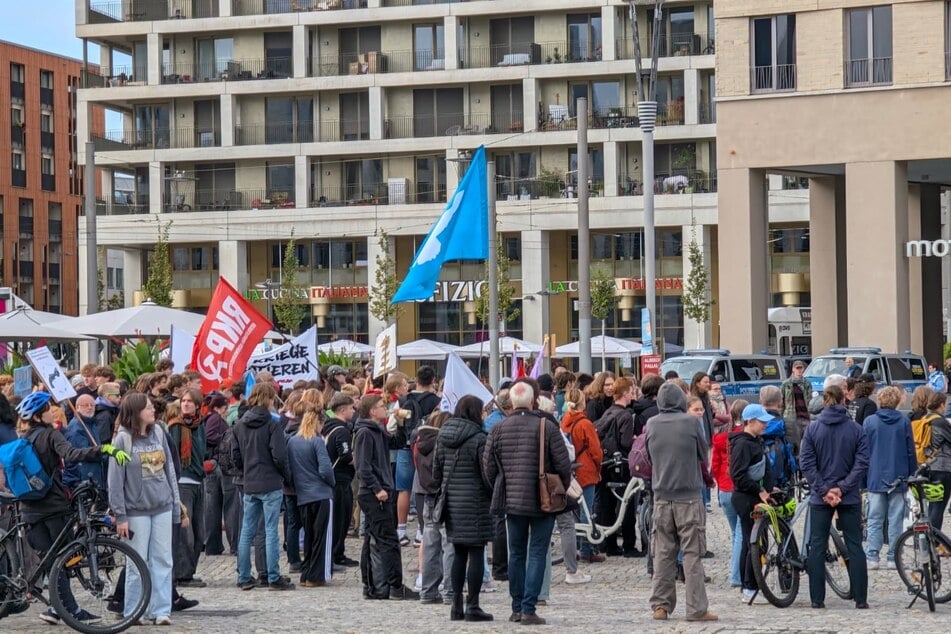 Die Polizei sichert die Veranstaltung vor Ort ab.