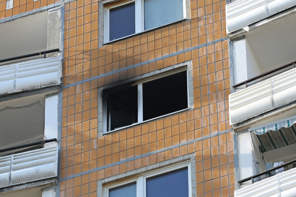 Rauch steigt aus dem Fenster im 15. Stock des Wohnhochhauses am Jacob-Winter-Platz.