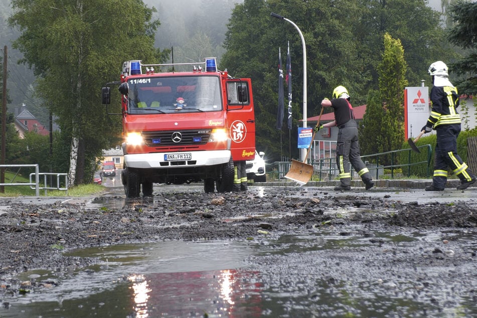 Im Erzgebirge wüteten am Montagnachmittag heftige Gewitter. Teilweise wurden Straßen überflutet.