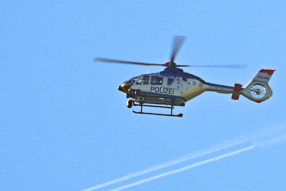 Durch den Hubschrauber wollte die Polizei die Diebe aus der Luft ausfindig machen. (Symbolbild)