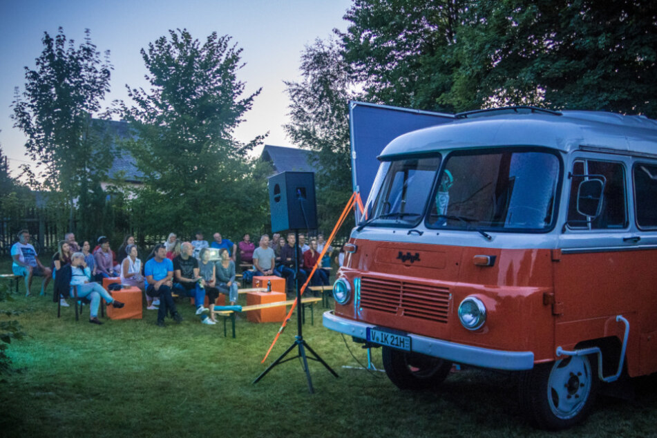 Dank des Oldtimer-Busses und eines rührigen Vereins kommt im Vogtland das Kino wieder aufs Dorf.