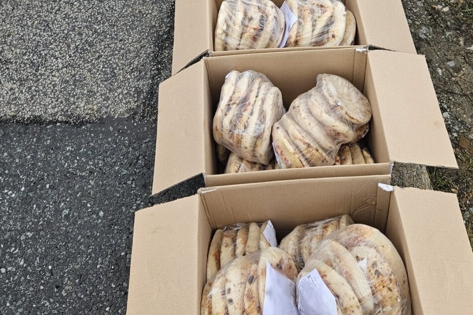 Dutzende Kilo Tiefkühlpizza hat ein Lieferant ungekühlt in seinem Auto über die Autobahn transportiert.