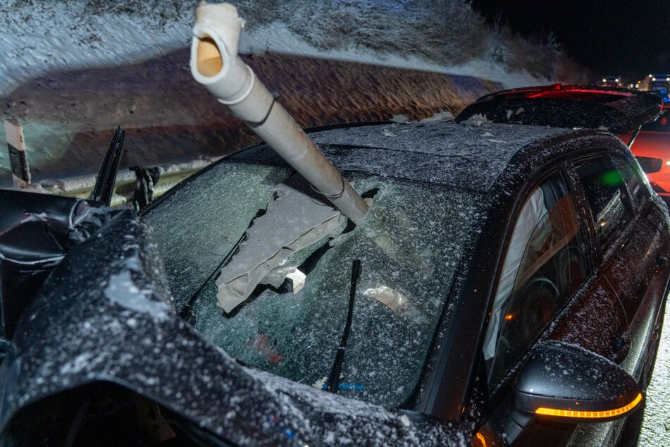 Ein Fahrzeugteil schlug durch die Windschutzscheibe eines Autos.