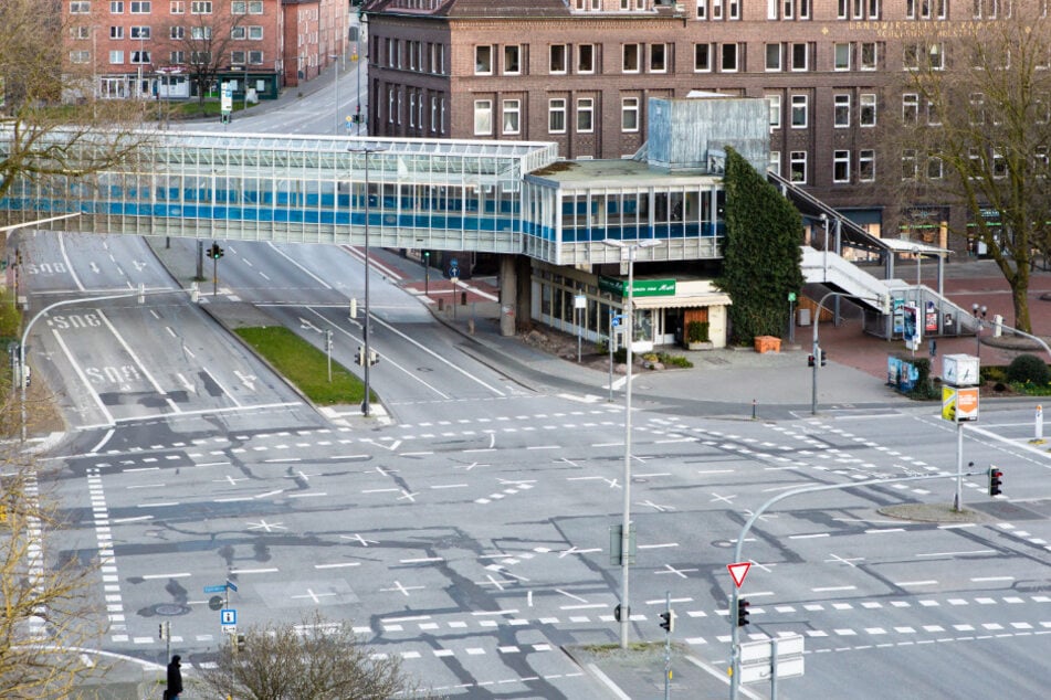 Eine Straßenkreuzung ist wegen der Einschränkungen durch das Coronavirus leer.