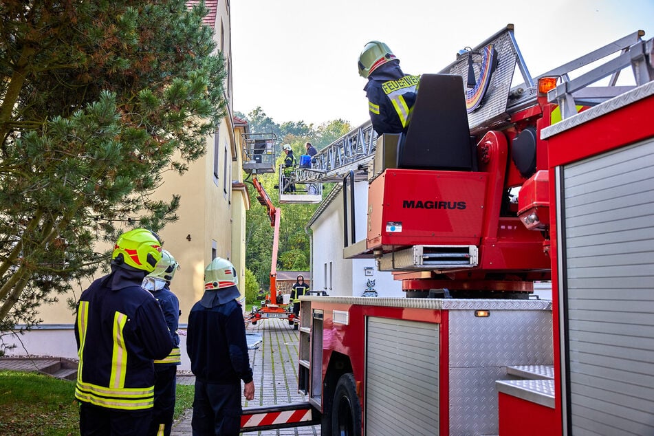 Die Feuerwehr befreite den Mann aus sechs Metern Höhe.