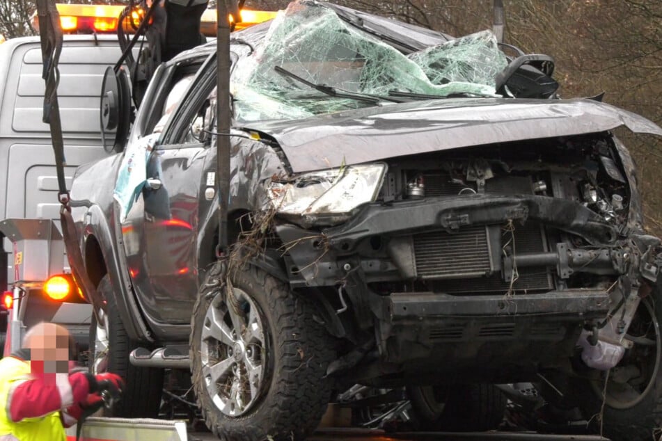 Der Mitsubishi Pick-up des 51-Jährigen war infolge des Crashs auf der A5 nicht mehr fahrtauglich.