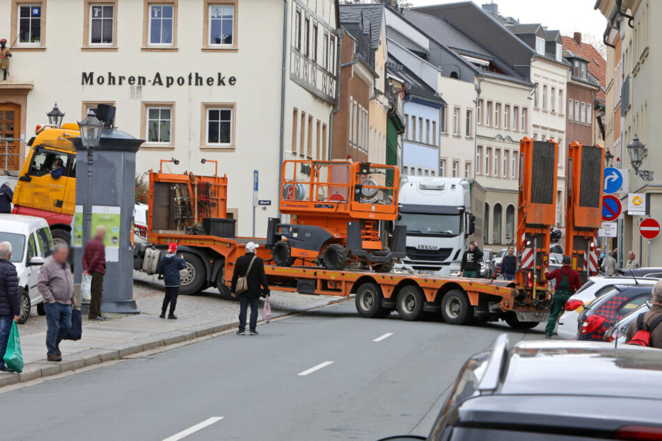Kein Vor und Zurück: Ein Sattelzug hatte sich am Mittwoch in Hohenstein-Ernstthal festgefahren.