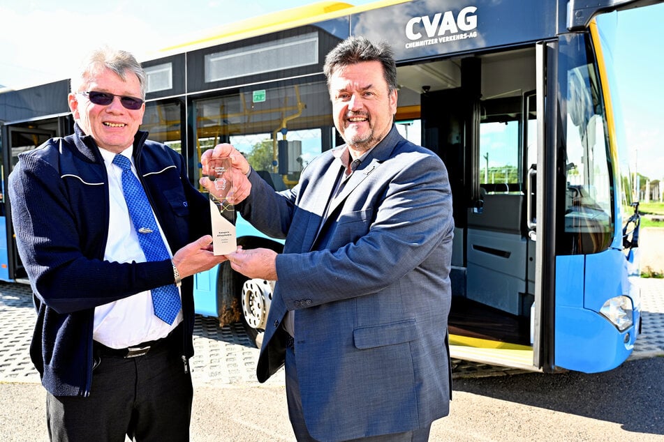 CVAG-Chef Jens Meiwald (62, r.) übergibt die "Lieblingsbusfahrer"-Trophäe an Steffen Scholz (63).