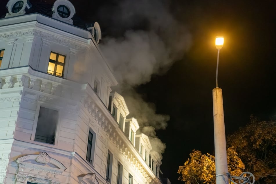 In einem Mehrfamilienhaus war es zu einem Wohnungsbrand gekommen. Nach bisherigen Infos wurde niemand verletzt.
