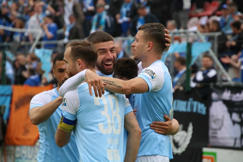 Die Spieler feiern das frühe 1:0 von Kilian Pagliuca (r.).