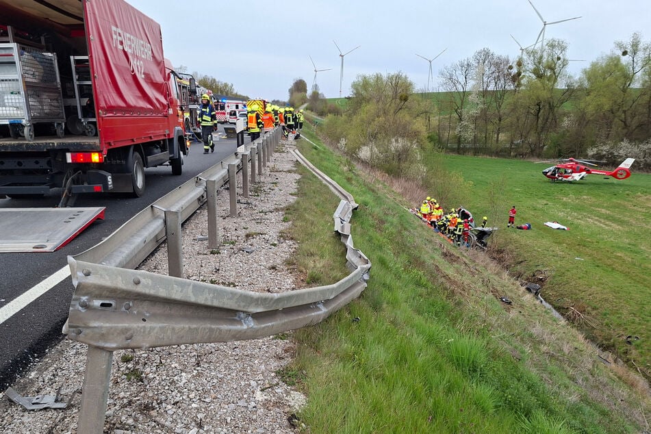 Am Sonntagabend stürzte bei der A7 ein Kia 20 Meter in die Tiefe.