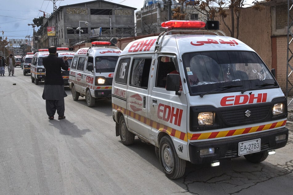 Rettungswagen eilten zum Anschlagsort. (Archivbild)