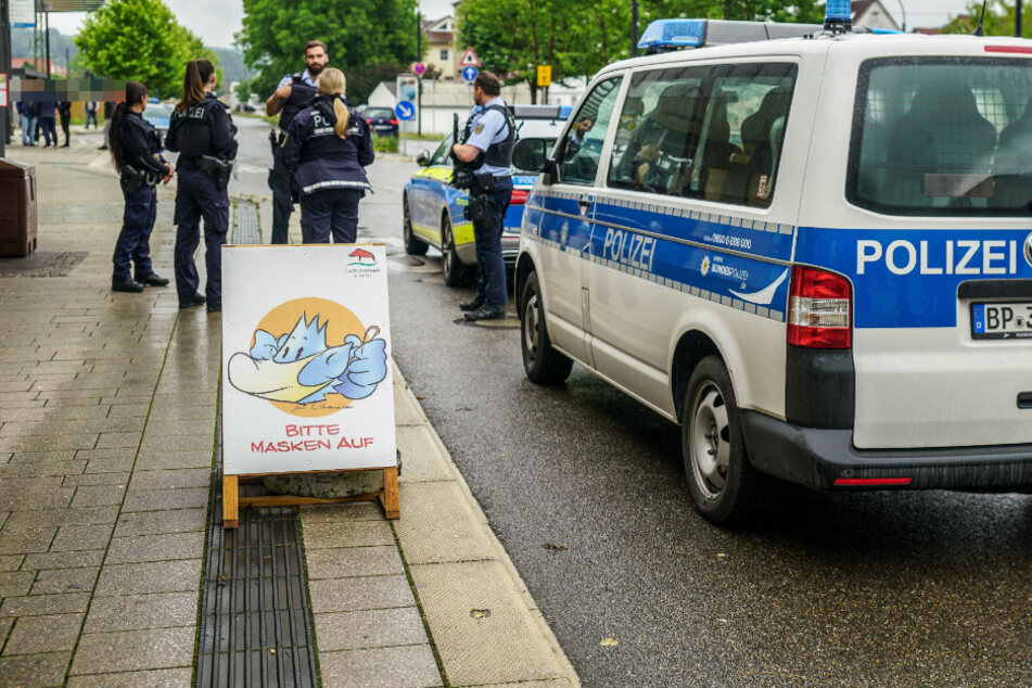 Die Polizei am Bahnhof in Ebersbach, wo der Verletzte gefunden wurde.