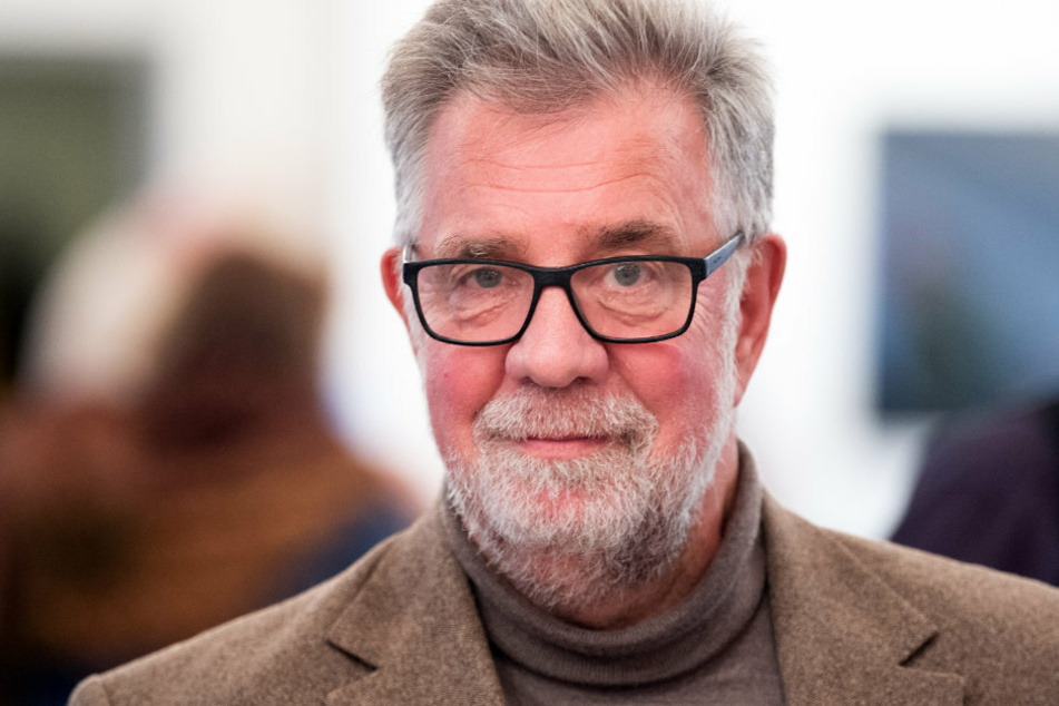 Auf den Dienstwagen von Neuruppins Bürgermeisters Jens-Peter Golde (65, Pro Ruppin) wurde am Dienstagabend ein Brandanschlag verübt. Zudem erhielt der Politiker einen Drohbrief.