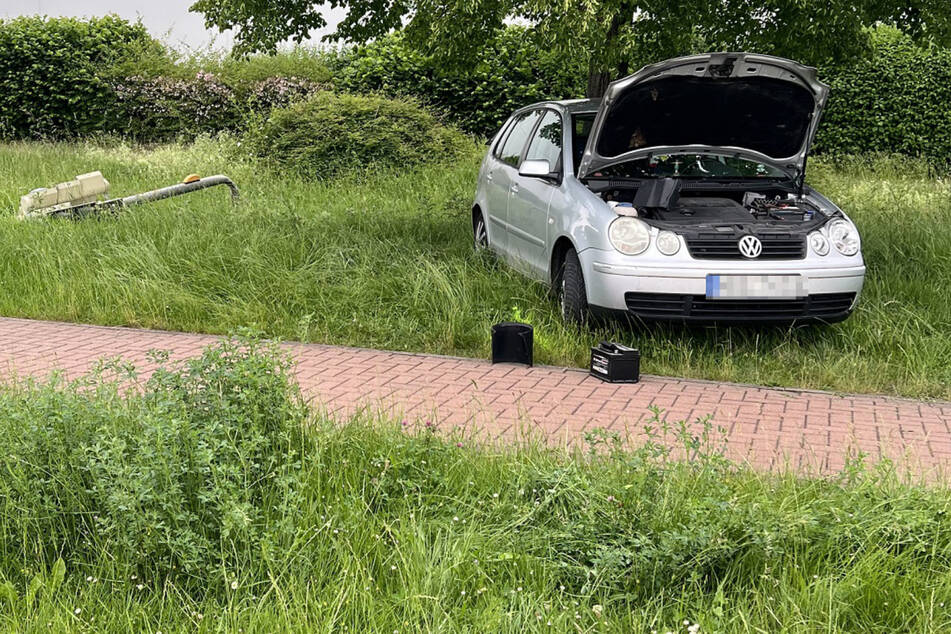 VW kracht in Verkehrsinsel und Ampel: Zwei Verletzte im Harz