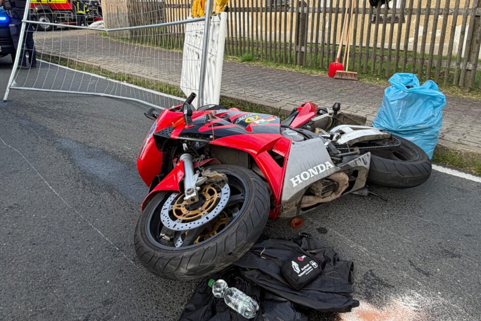 Übersah er die Absperrung? Biker prallt gegen Zaun und stürzt