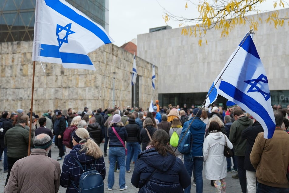 300 Menschen feiern die Freilassung am St.-Jakobs-Platz in München.
