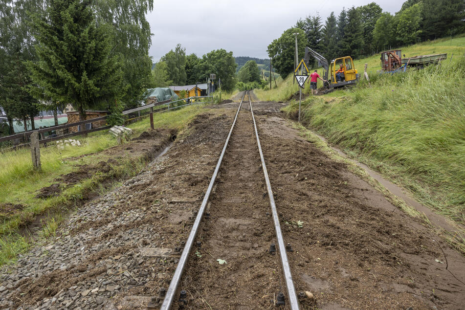 Die Fichtelbergbahn konnte am Freitagmorgen nicht fahren, da Geröll auf den Schienen lag.