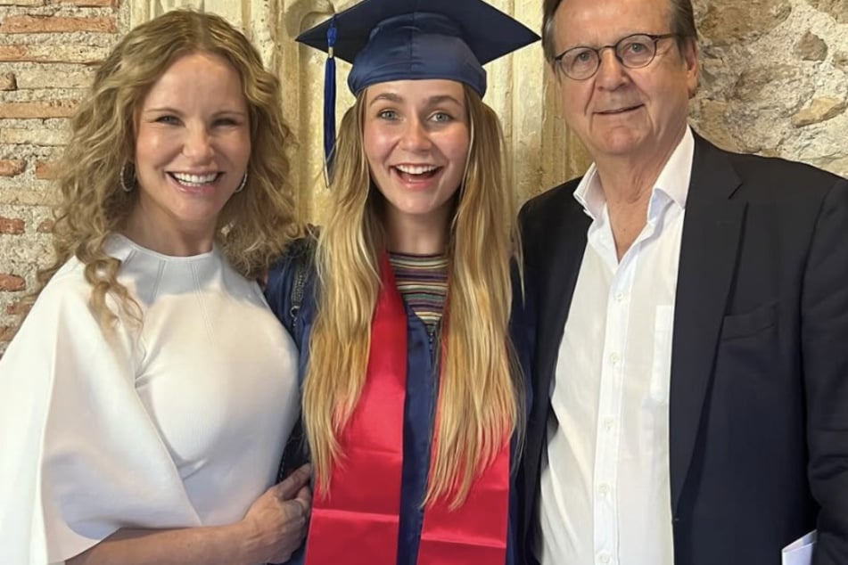 Die 60-Jährige ist selbst zweifache Mutter, hier mit Tochter Marie-Therese Mahr (24) und Ehemann Hans Mahr (76).