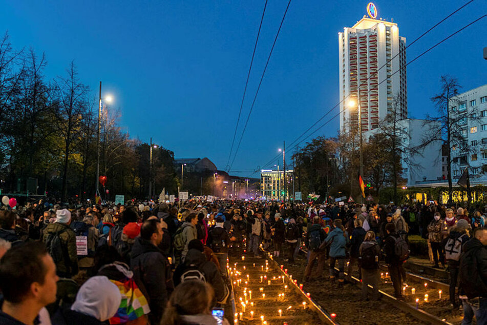 Kerzen auf den Schienen des Georgirings - Tausende Demonstranten zogen von hier aus um den Ring.