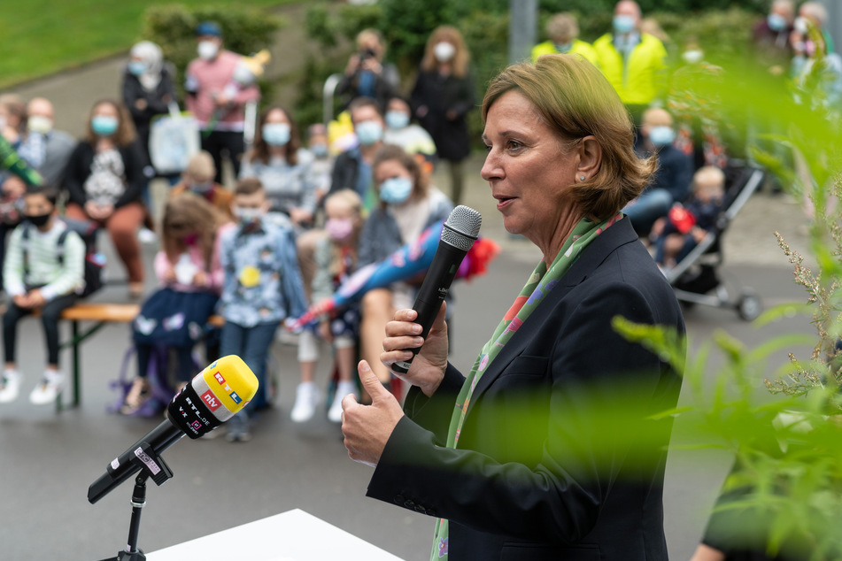 Yvonne Gebauer (55, FDP), Schulministerin von Nordrhein-Westfalen, spricht bei einer Einschulungsfeier in Wuppertal zu Schülerinnen und Schülern.