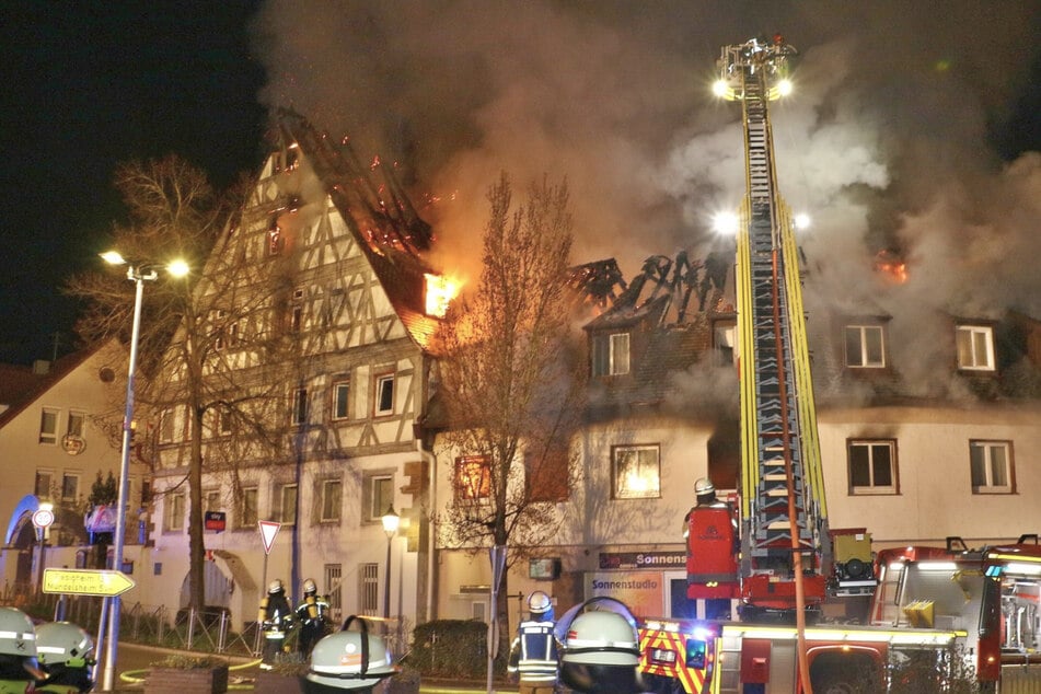 Die Flammen griffen auf das direkt angrenzende Wohnhaus über.