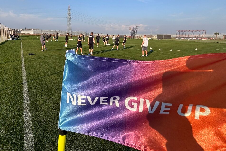 Die Dynamos schwitzen im Footballcenter "Never give up".