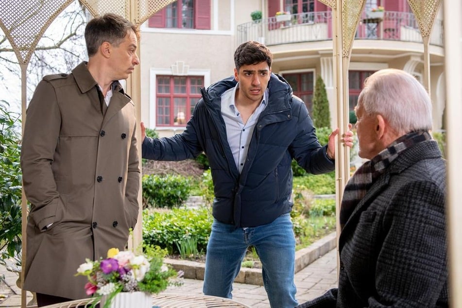 Die Saalfelds, Robert (Lorenzo Patané, 45, v.l.n.r.), Leander (Marcel Zuschlag, 30) und Werner (Dirk Galuba, 82), wollen Valentinas Entführung geheim halten.