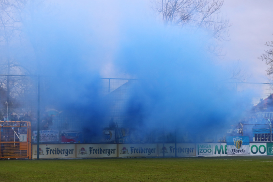 Beim Auswärtsspiel gegen die BSG Chemie Leipzig im März zündeten CFC-Fans im Zuschauerblock Pyrotechnik.