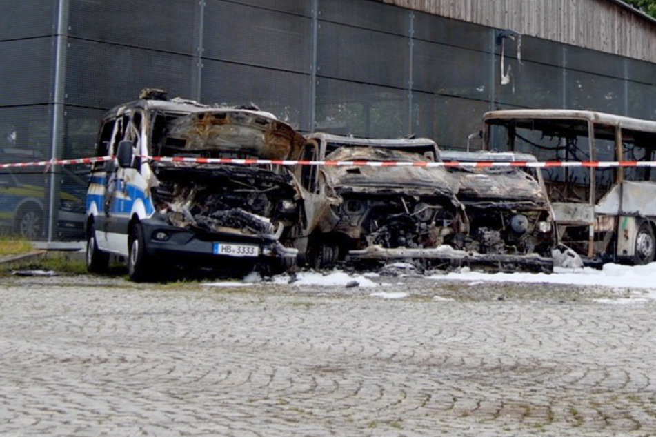 Mehrere Fahrzeuge brannten komplett aus.