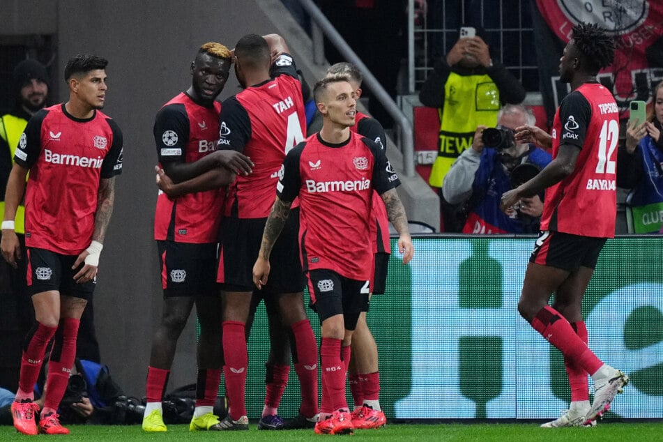 Victor Boniface (2.v.l.) brachte Leverkusen mit dem Tor des Abends auf die Siegerstraße.