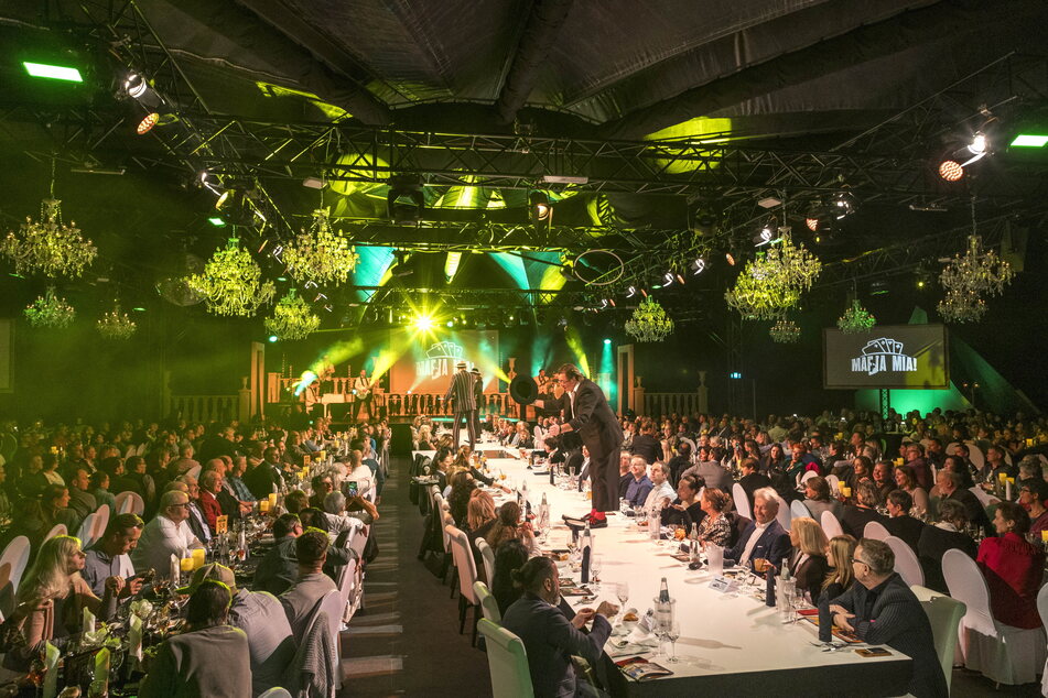 550 Gäste genossen die Premiere der Dinnershow "Mafia Mia - Casino Fatal".