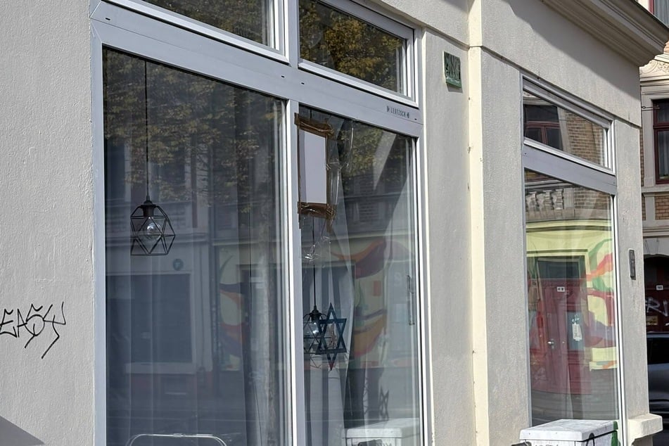An einer Freikirche auf der Georg-Schwarz-Straße wurde eine Scheibe im Erdgeschoss beschädigt.