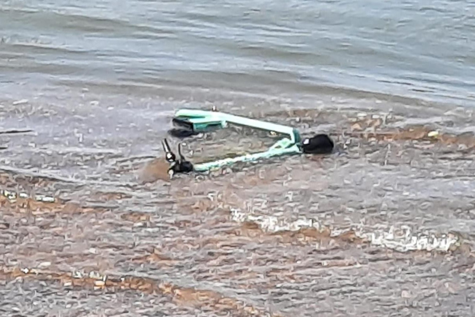 Laut Schätzungen liegen derzeit rund 500 E-Scooter auf dem Grund des Rheins. Eine Bergung war kürzlich aufgrund eines fehlenden Konzepts gescheitert.