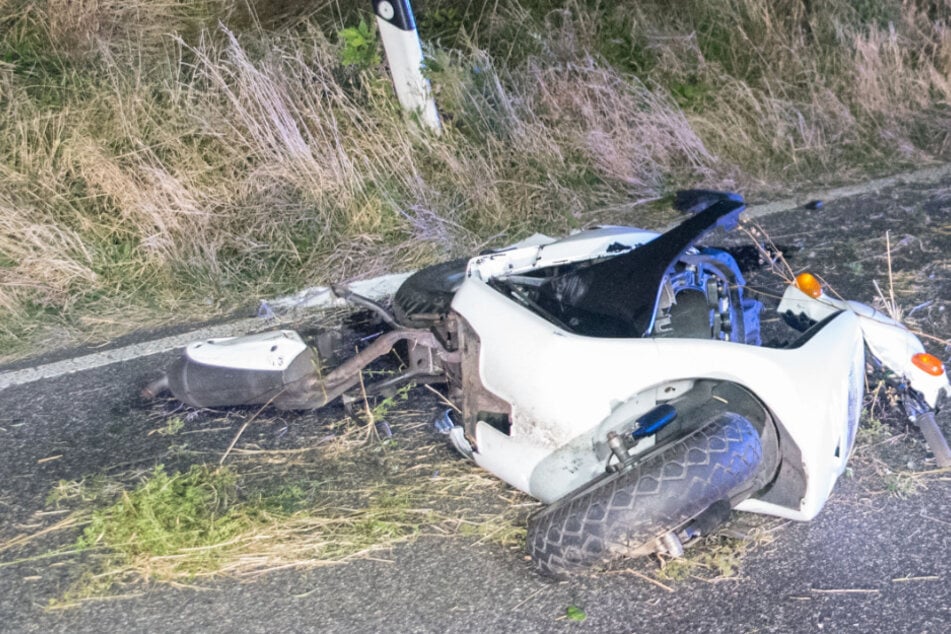 Schlimmer Crash in Pulheim: Auto erfasst Roller mit zwei Personen, einer stirbt – Täter flüchtet