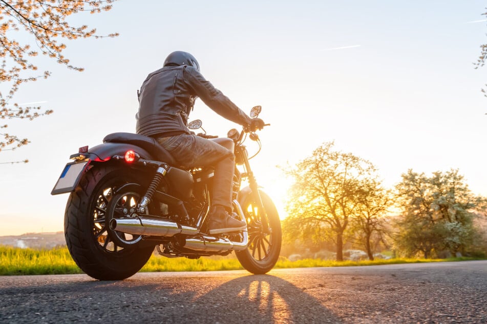 Ein Motorradfahrer ist auf der Bundesstraße nach einem missglückten Bremsmanöver schwer verletzt worden. (Symbolfoto)