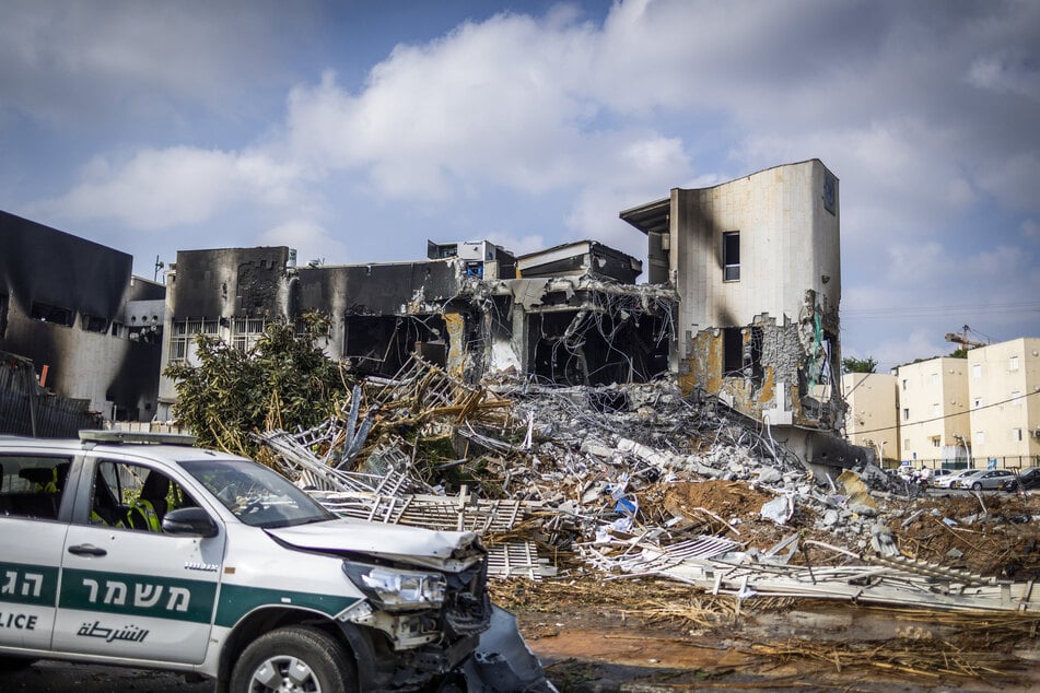 Seit den brutalen Überfällen von Hamas-Terroristen auf Israel ist auch die Situation im Nahen Osten eskaliert. Bei dem tödlichen Angriff wurde am 8. Oktober auch diese Polizei-Station in der israelischen Stadt Sderot zerstört. Kinder bekommen mit, dass Kriege herrschen - und wünschen sich Frieden.