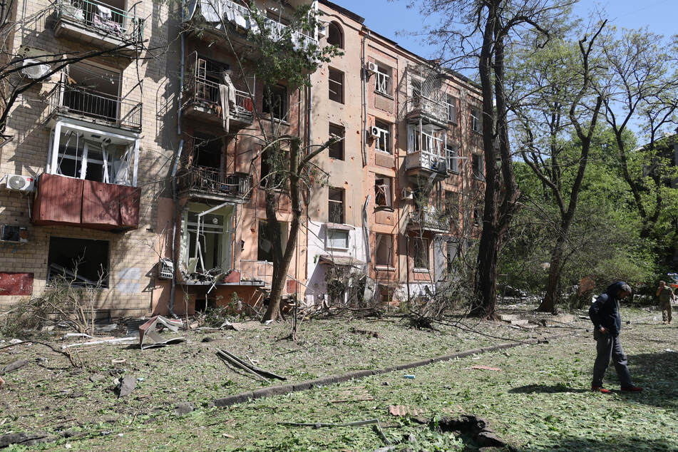 Ein durch russischen Beschuss beschädigtes Wohnhaus in Charkiw.