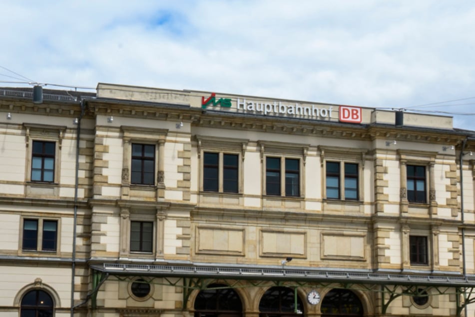 Chemnitz: Mann mit Spielzeugwaffe am Chemnitzer Hauptbahnhof unterwegs