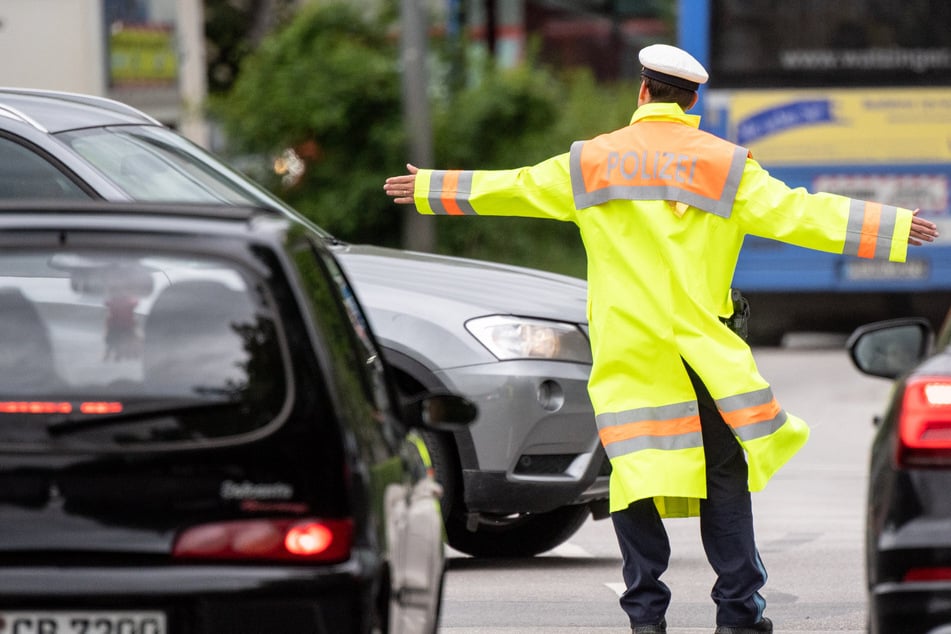 Am Sonntag wird die Polizei in Magdeburg stellenweise den Verkehr leiten. (Symbolbild)