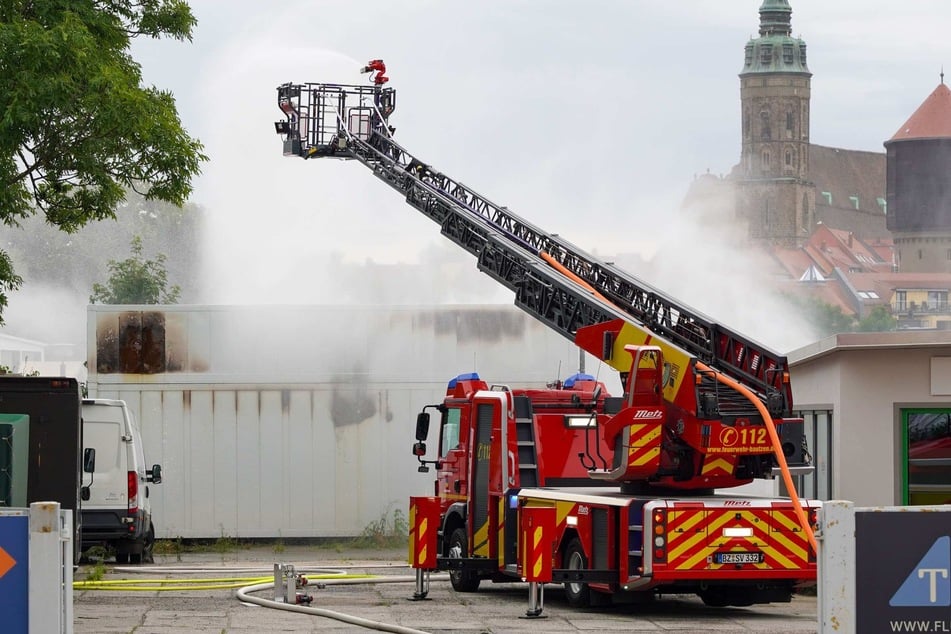 Batteriespeicher in Flammen: "Man kann ihn nicht löschen wie ein herkömmliches Feuer"