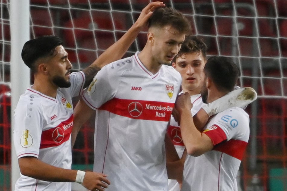 Ein gewohntes Bild: VfB-Kicker gratulieren Sasa Kalajdzic (23, Mitte) zu einem Treffer.