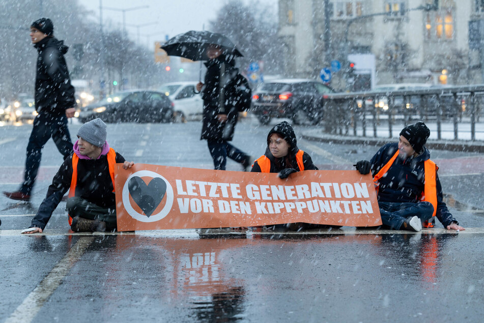 Am Montagnachmittag will die "Letzte Generation" mal wieder in einer Protest-Aktion den Dresdner Verkehr blockieren. (Archivbild)
